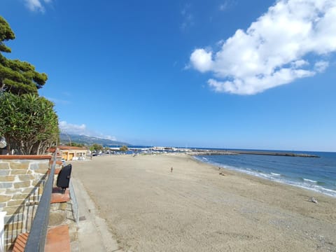 Photo of the whole room, Beach