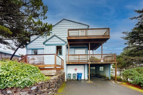 Blue Pacifica House in Newport
