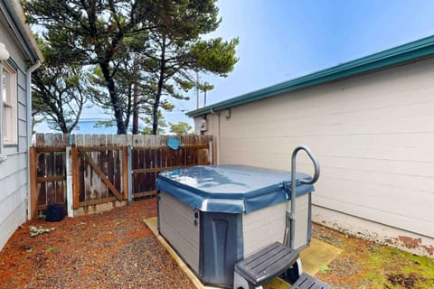 Blue Pacifica House in Newport