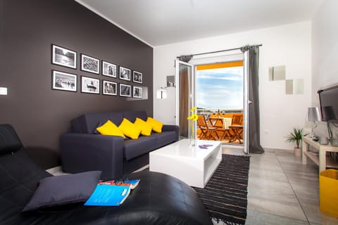 TV and multimedia, Living room, Seating area, air conditioner