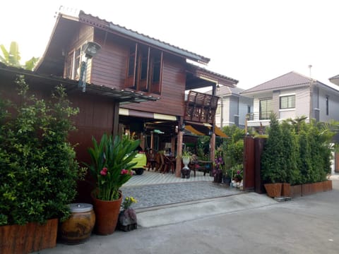 Property building, Off site, Natural landscape, Garden, On site