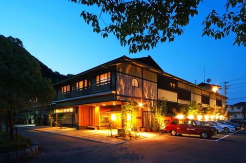 Property building, Facade/entrance, Night