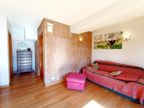 Living room, Photo of the whole room, Seating area, wardrobe