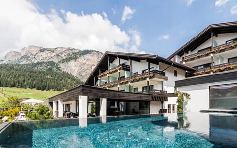 Property building, Day, Swimming pool