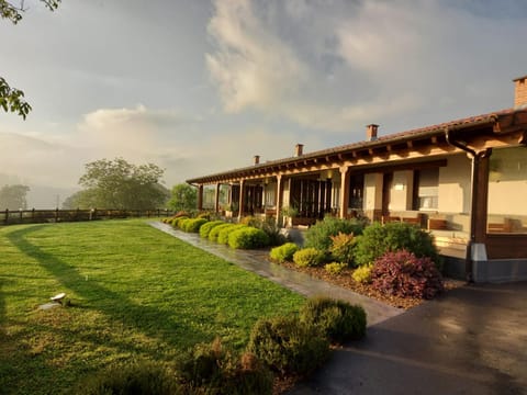 Property building, Garden, Garden, Balcony/Terrace, Balcony/Terrace, Autumn, Garden view, Garden view, Parking