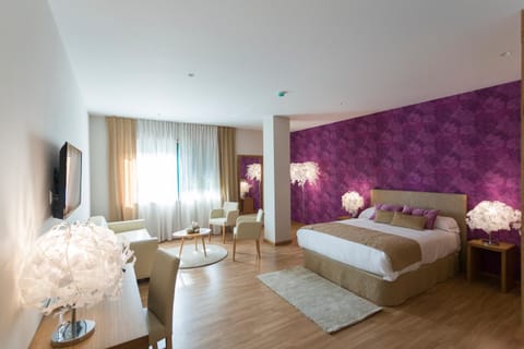 Bed, TV and multimedia, Living room, Photo of the whole room, Seating area, Bedroom