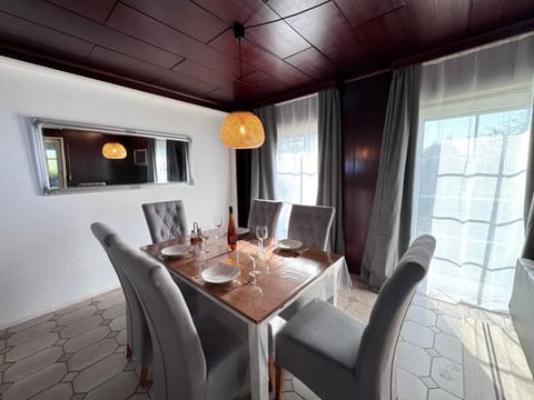 Seating area, Dining area