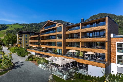 Property building, Spring, Day, Neighbourhood, Natural landscape, Balcony/Terrace, Mountain view, Location, Parking