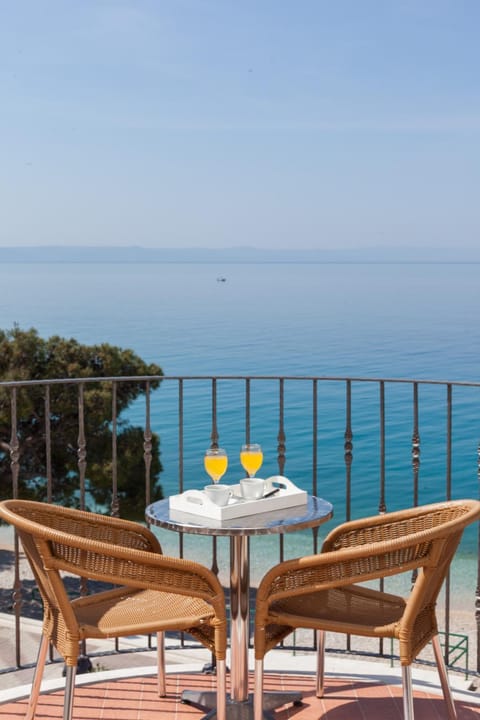 Natural landscape, View (from property/room), Balcony/Terrace, Seating area, Beach, Sea view, Drinks