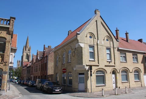 Facade/entrance, Day, Street view