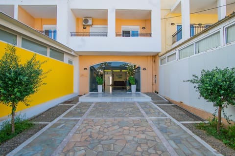 Facade/entrance, Balcony/Terrace