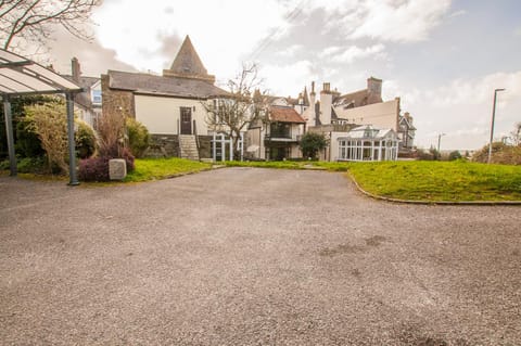 Property building, Patio, Patio, Facade/entrance, Day, Winter, Garden, On site, Garden view, Garden view