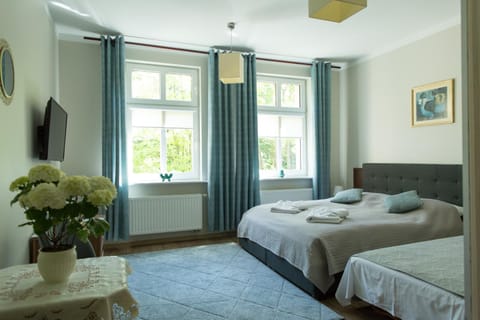 Bed, TV and multimedia, Photo of the whole room, towels