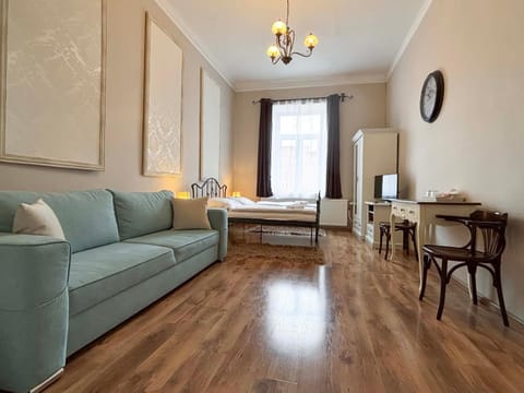 Photo of the whole room, furniture