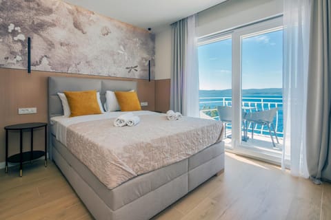Bed, Natural landscape, View (from property/room), Balcony/Terrace, Bedroom, towels