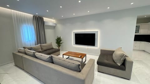 TV and multimedia, Living room, Seating area, Evening entertainment