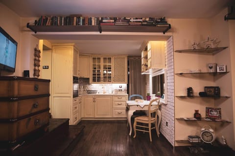 Library, Kitchen or kitchenette, Dining area, pet friendly, stove