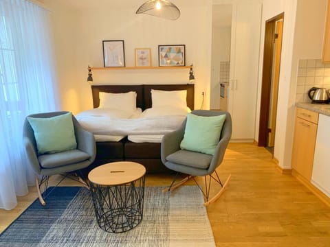 Coffee/tea facilities, Kitchen or kitchenette, Seating area, Bedroom