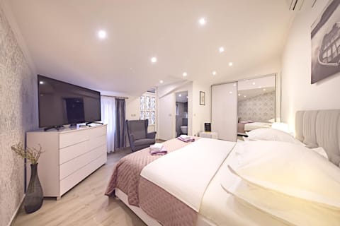 Bed, TV and multimedia, Photo of the whole room, Bedroom, wardrobe