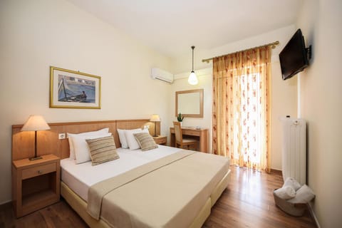 Bed, TV and multimedia, Photo of the whole room, Bedroom, towels, air conditioner