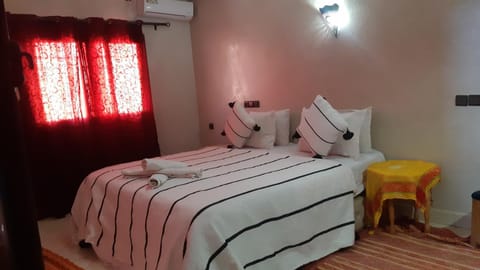 Photo of the whole room, towels, air conditioner