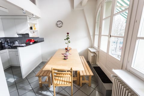 Kitchen or kitchenette, Dining area