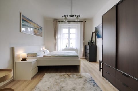 Bed, Bedroom, towels, wardrobe