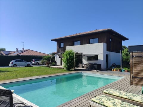 Pool view, Parking
