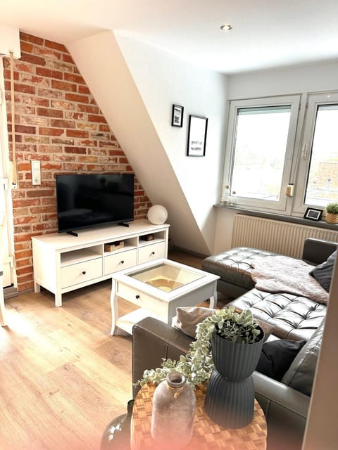 TV and multimedia, Living room, Seating area, Evening entertainment