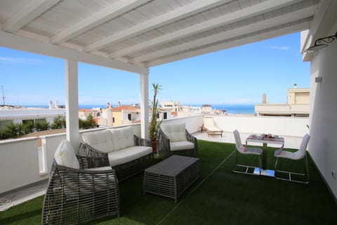 Facade/entrance, Balcony/Terrace, Beach, Sea view