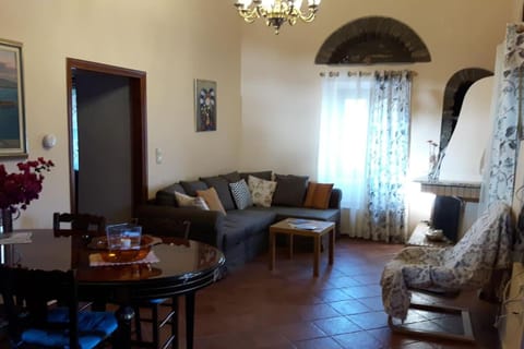 Seating area, Dining area, Family, Family