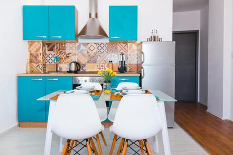 Kitchen or kitchenette, Dining area, stove