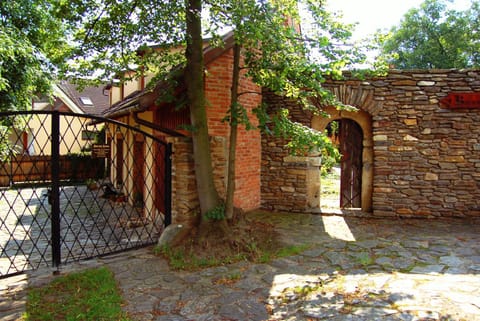 Property building, Facade/entrance, Garden, Garden view, Garden view