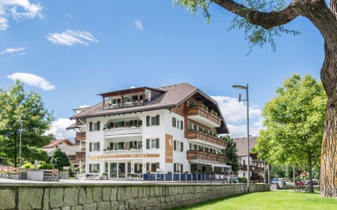 Property building, Facade/entrance, Day, Summer, Garden, Balcony/Terrace, Other, Logo/Certificate/Sign, On site, City view, Garden view, Landmark view, Mountain view, Street view