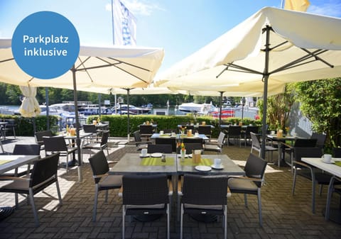 Restaurant/places to eat, Balcony/Terrace, Breakfast