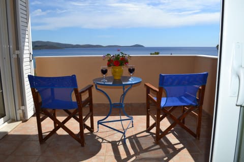 View (from property/room), Balcony/Terrace, Garden view, Landmark view, Sea view