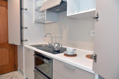 Coffee/tea facilities, Kitchen or kitchenette, stove