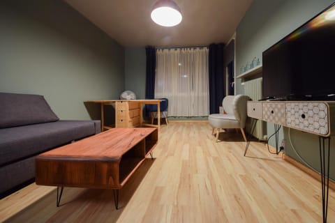 Bed, TV and multimedia, Living room