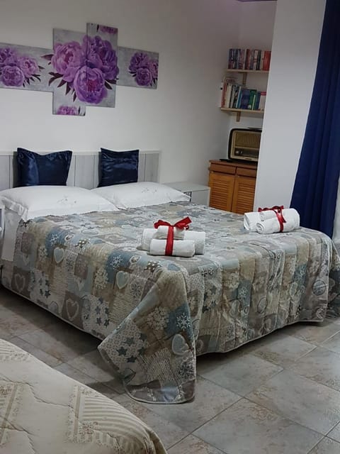 People, Photo of the whole room, Decorative detail, children, young children, older children, group of guests, Family