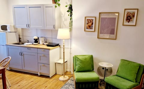 Kitchen or kitchenette, Seating area