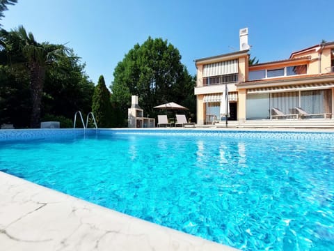 Property building, Day, Pool view, Swimming pool, Swimming pool, sunbed