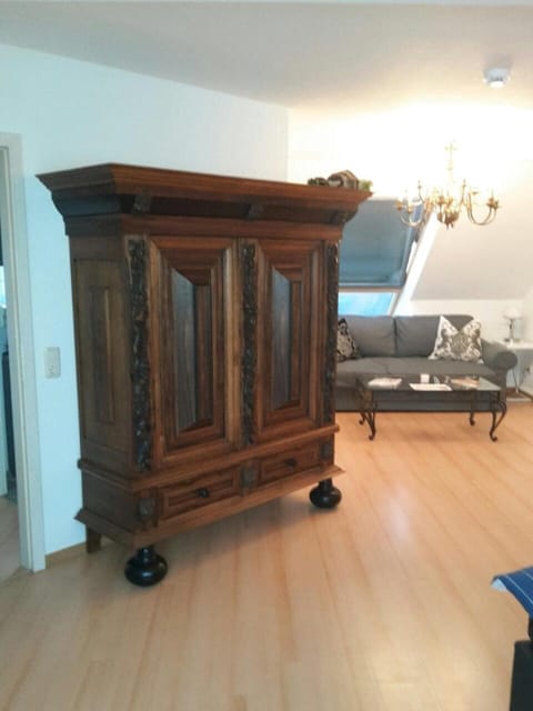 Photo of the whole room, Decorative detail