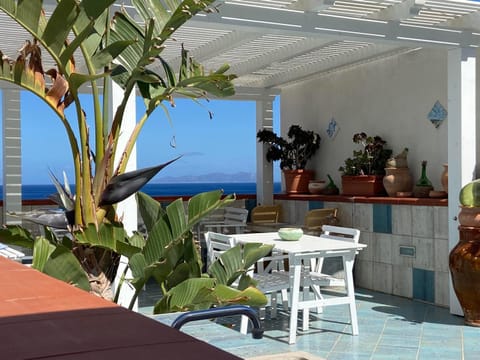 Natural landscape, View (from property/room), Balcony/Terrace, Dining area, Sea view
