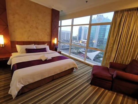 Photo of the whole room, Bedroom, City view, Family
