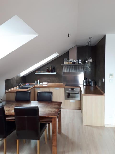 Kitchen or kitchenette, Dining area