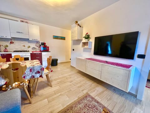 Communal lounge/ TV room, TV and multimedia, Living room, Seating area, Dining area