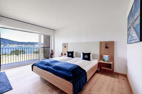Bed, Natural landscape, Photo of the whole room, Bedroom