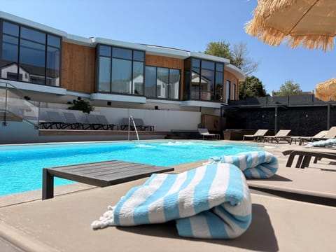 Swimming pool, sunbed
