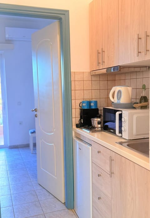 Coffee/tea facilities, Kitchen or kitchenette, stove, toaster