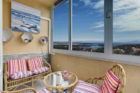 Property building, Balcony/Terrace, Seating area